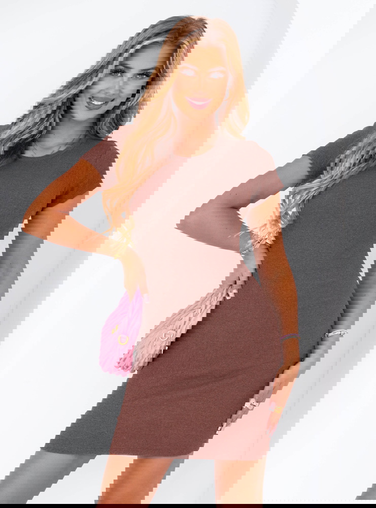 Prążkowana sukienka na krótki rękaw...