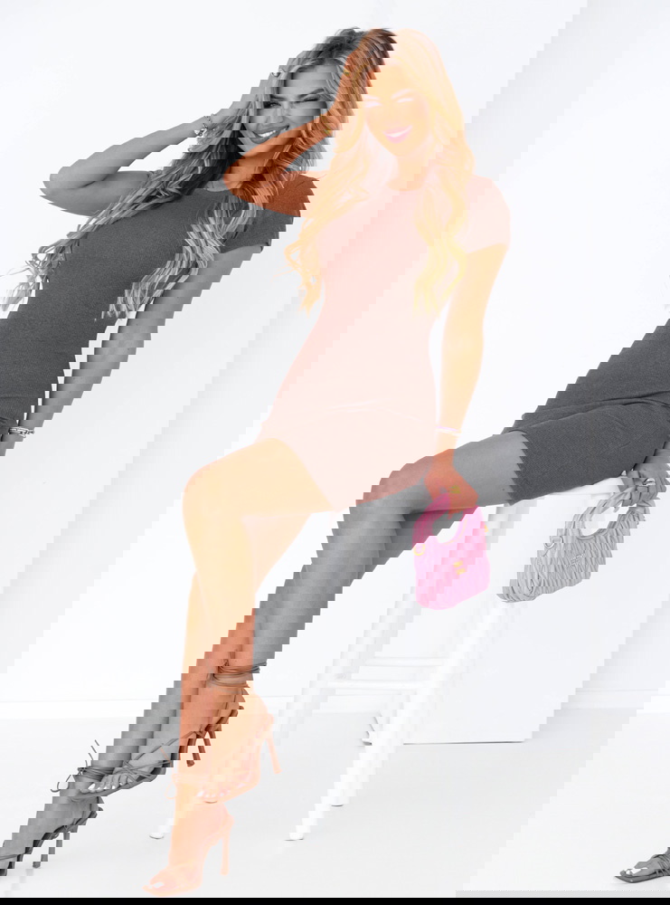 Prążkowana sukienka na krótki rękaw...