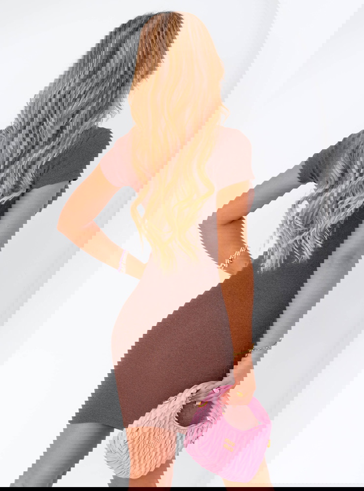 Prążkowana sukienka na krótki rękaw...