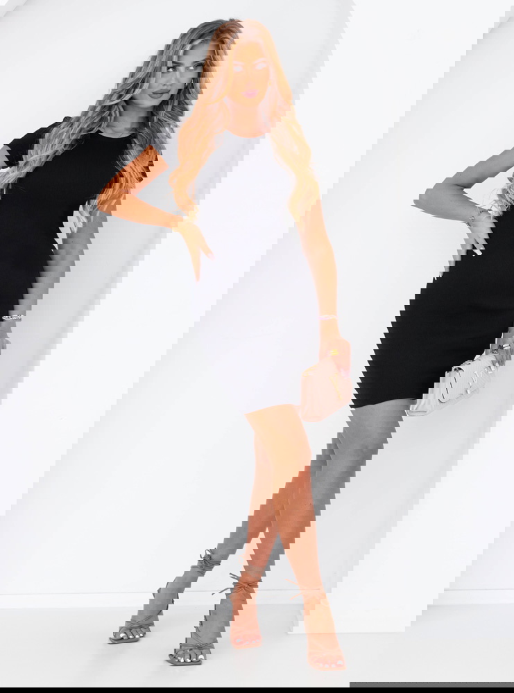 Czarna prążkowana sukienka na krótki...