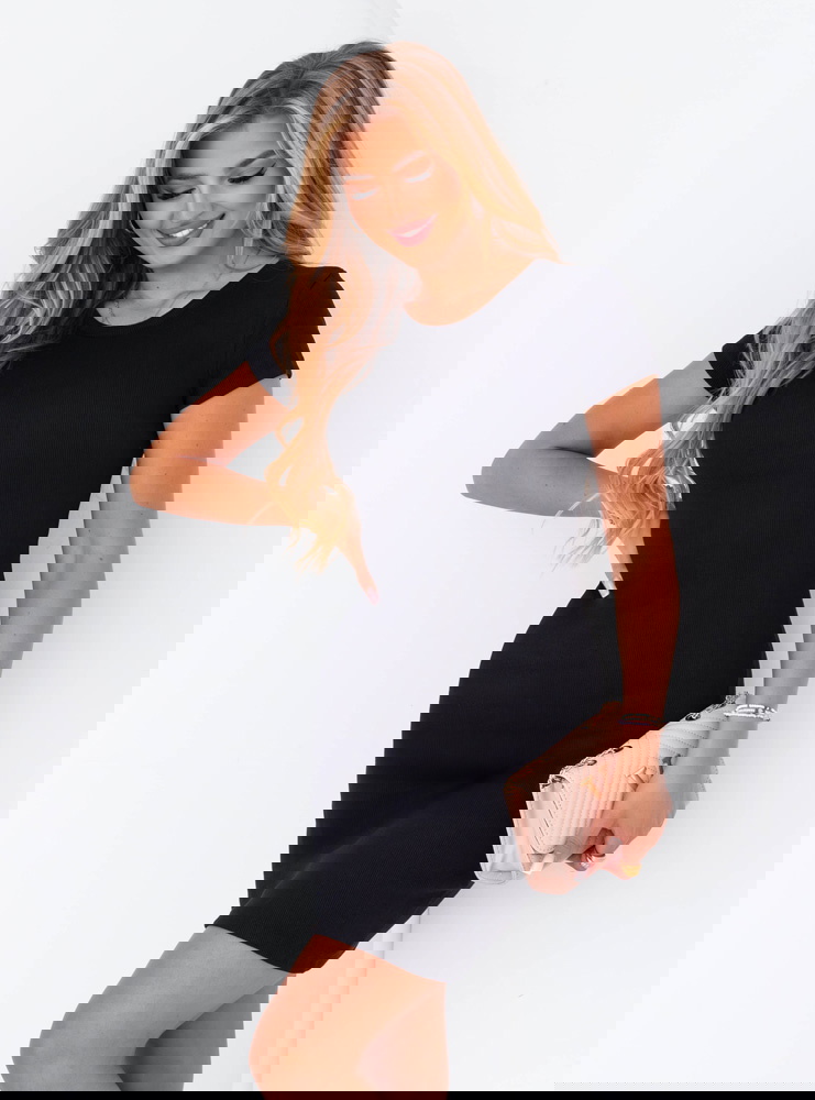 Czarna prążkowana sukienka na krótki...