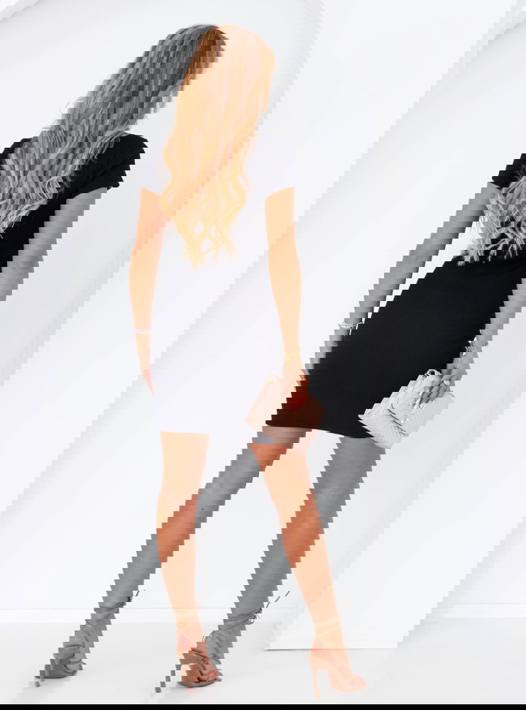 Czarna prążkowana sukienka na krótki...