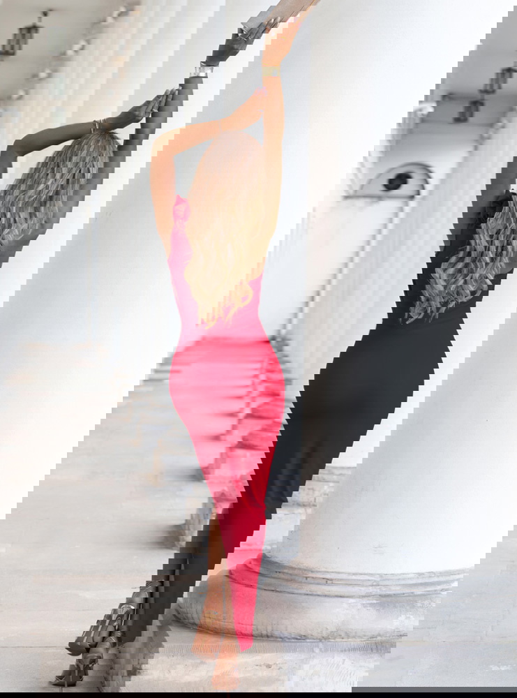 Malinowa długa sukienka na jedno...