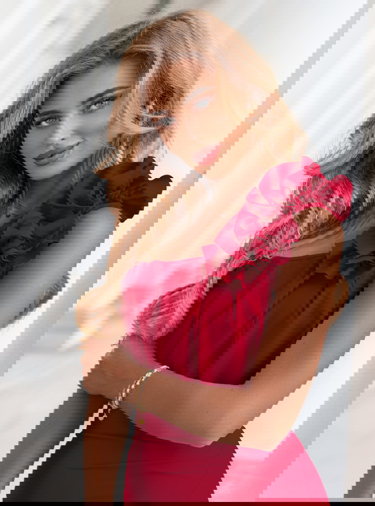 Malinowa długa sukienka na jedno...