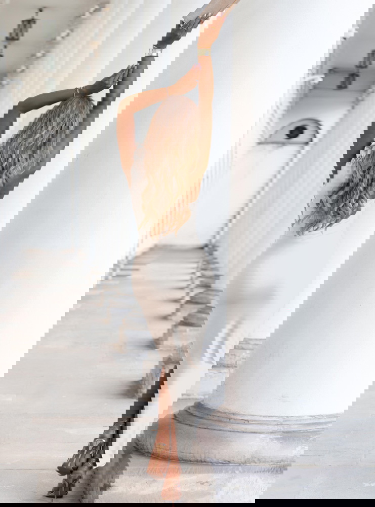 Biała długa sukienka na jedno ramię z...