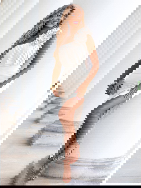 Biała długa sukienka na... 2