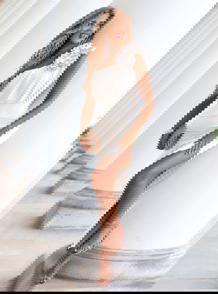 Biała długa sukienka na jedno ramię z...