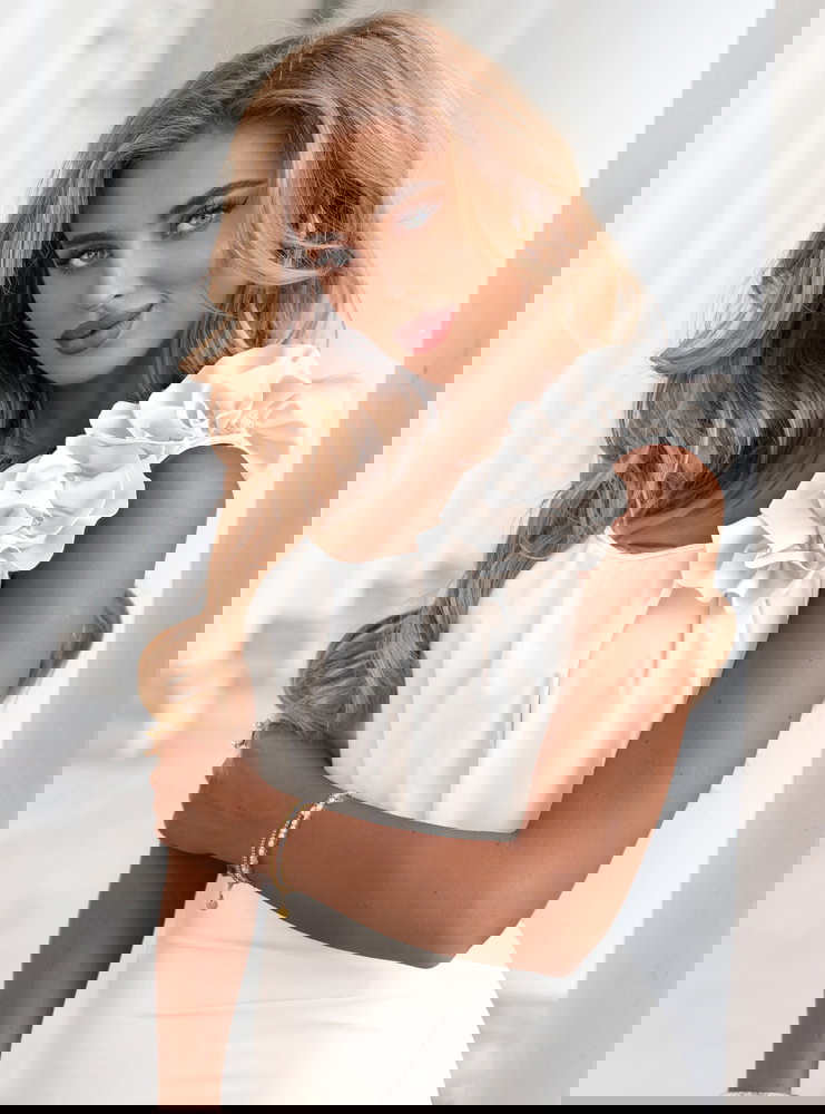 Biała długa sukienka na jedno ramię z...