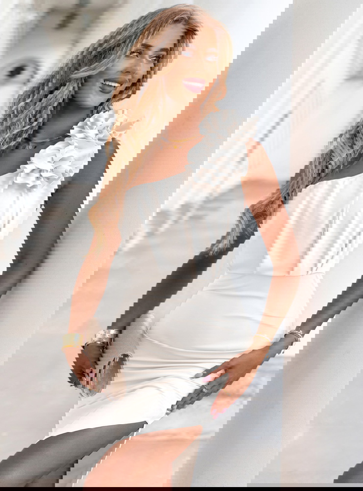 Biała długa sukienka na jedno ramię z...