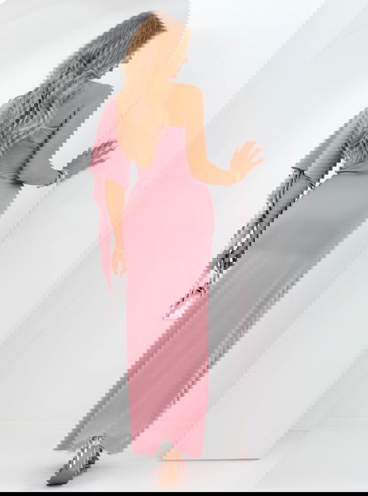 Sukienka na jedno ramię z rozcięciem...