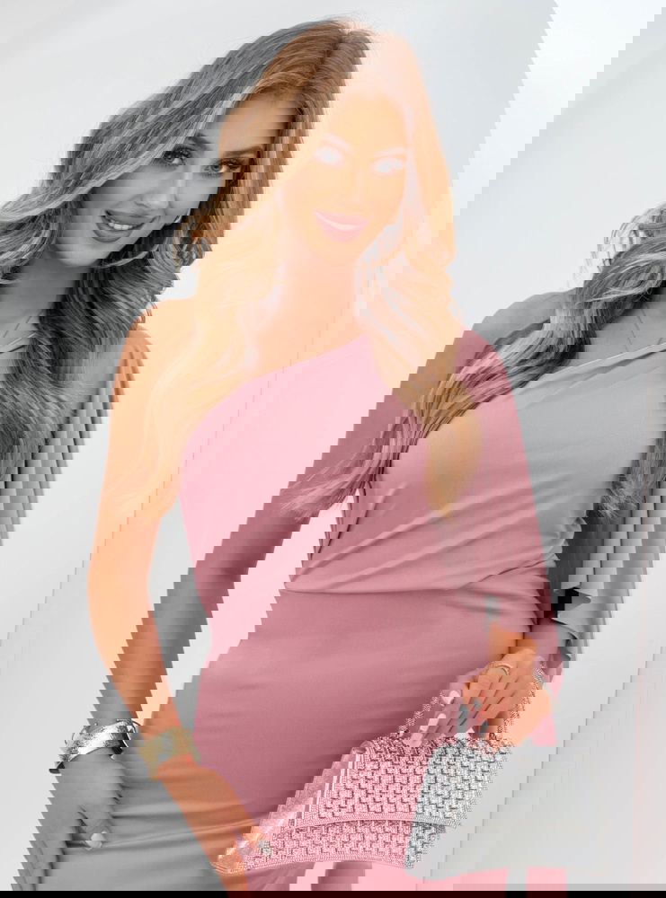 Sukienka na jedno ramię z rozcięciem...