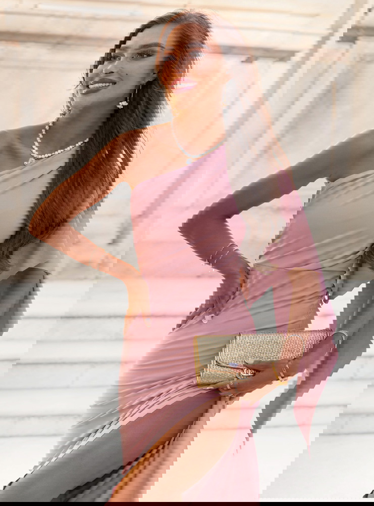 Sukienka na jedno ramię z rozcięciem...