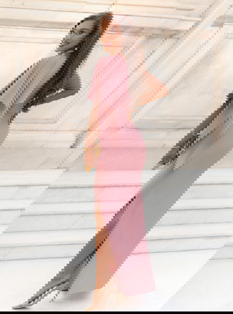 Sukienka na jedno ramię z rozcięciem...