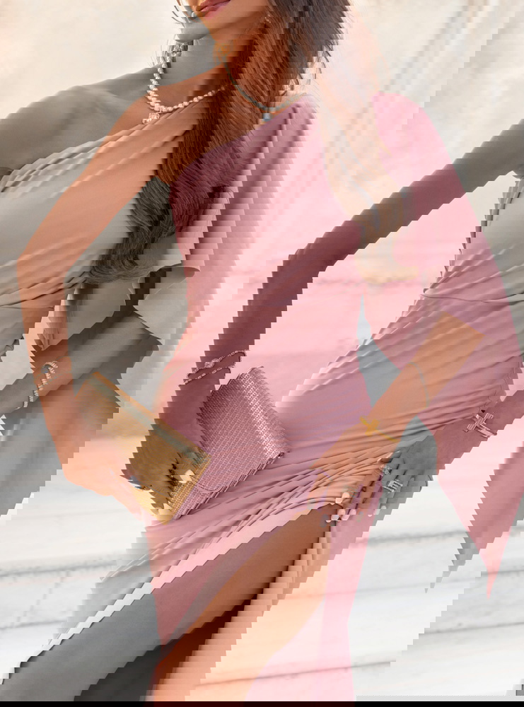 Sukienka na jedno ramię z rozcięciem...