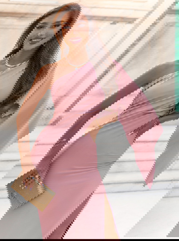 Sukienka na jedno ramię z rozcięciem...