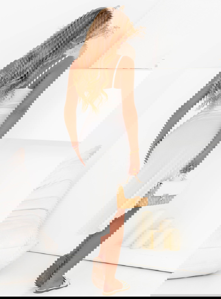 Biała sukienka na ramiączkach z...