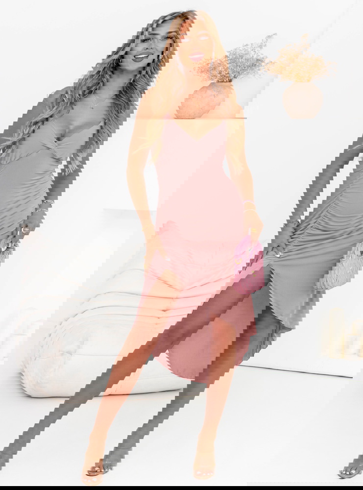 Pudrowa sukienka na ramiączkach z...