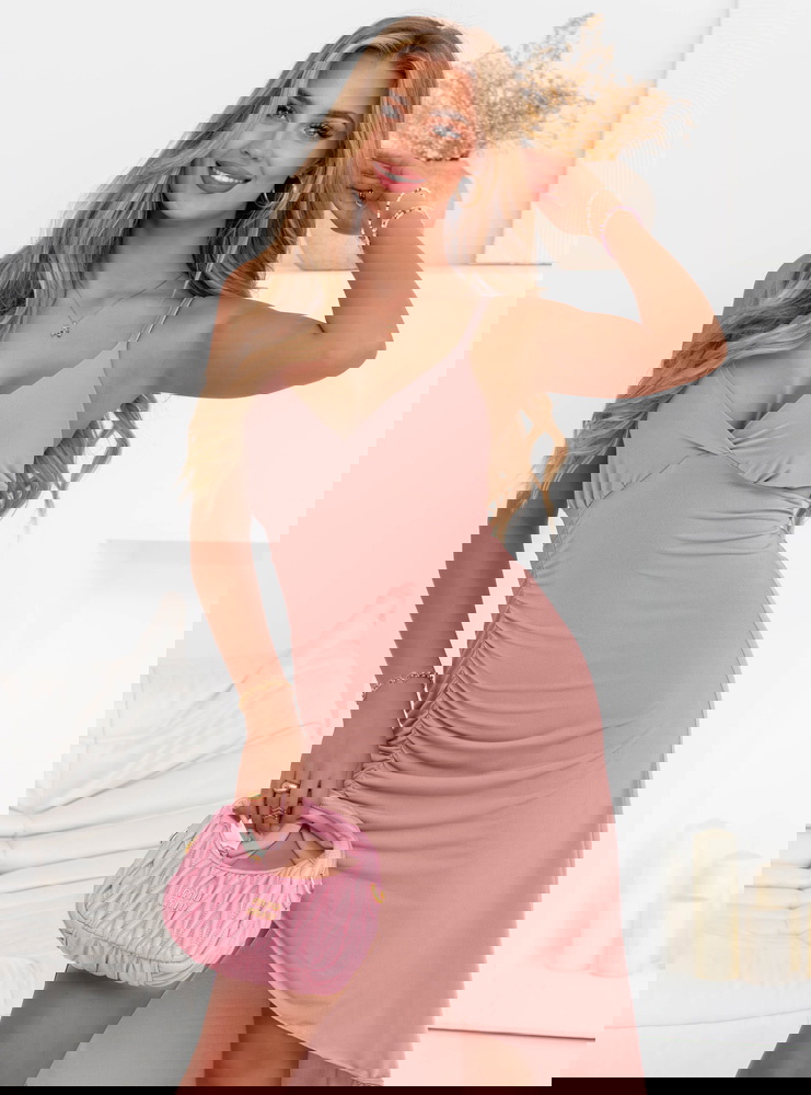 Pudrowa sukienka na ramiączkach z...