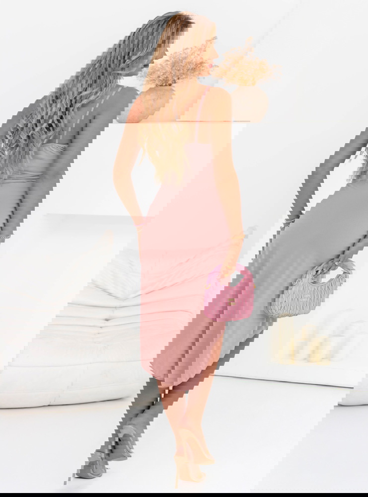 Pudrowa sukienka na ramiączkach z...