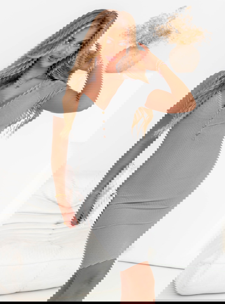 Szara prążkowana sukienka z ozdobnymi...