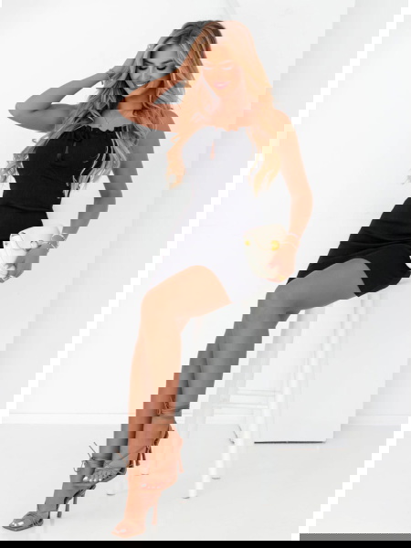 Czarna sukienka prążkowana... 2