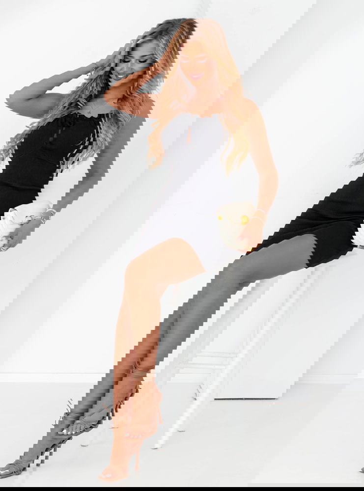 Czarna sukienka prążkowana na...