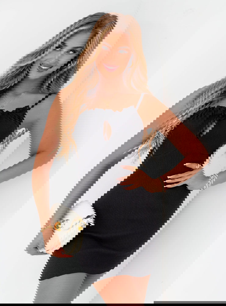 Czarna sukienka prążkowana na...