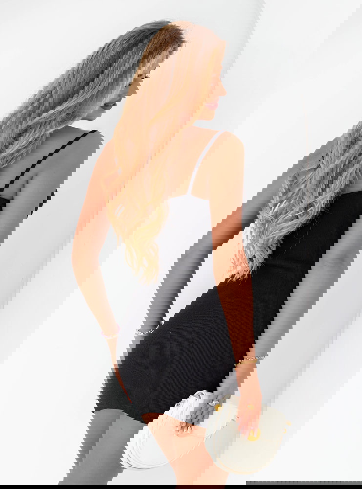 Czarna sukienka prążkowana na...