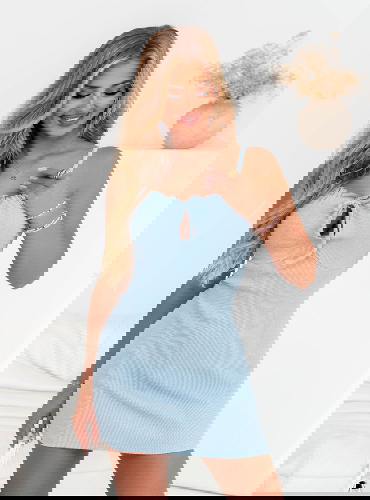 Błękitna sukienka prążkowana na...