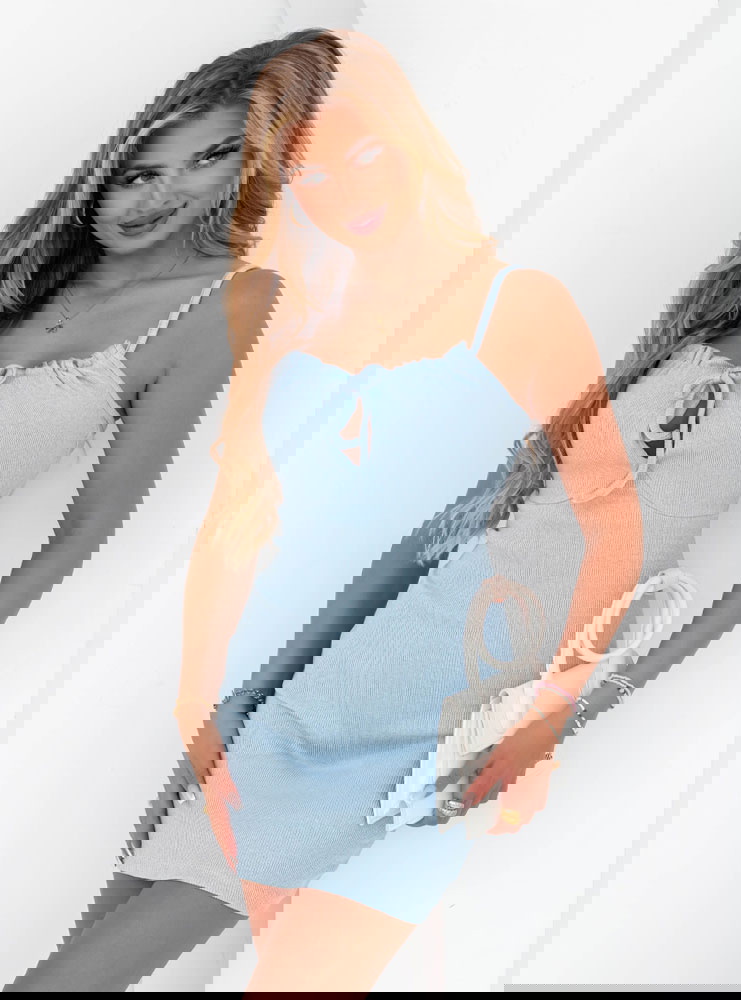 Błękitna sukienka prążkowana na...