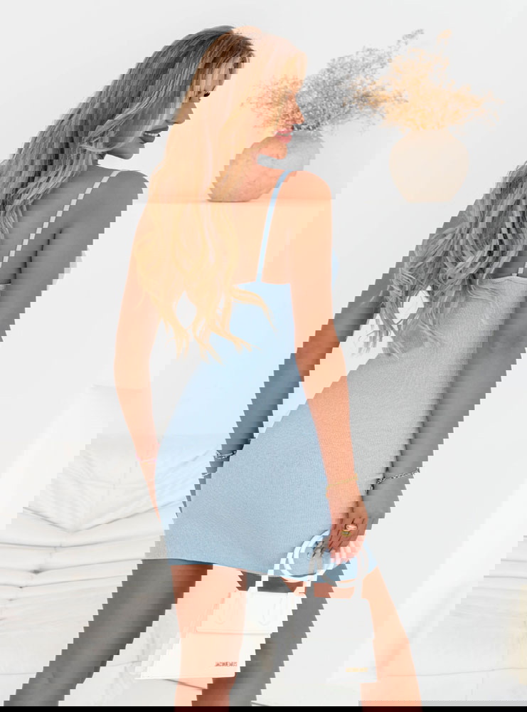 Błękitna sukienka prążkowana na...