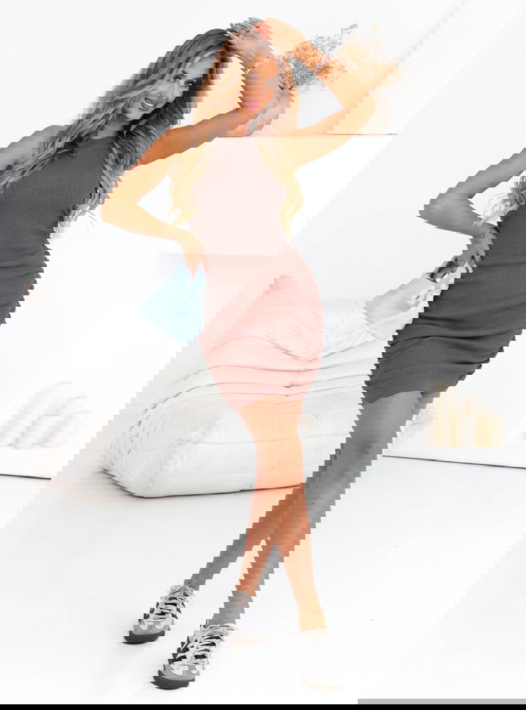 Prążkowana sukienka z marszczeniem...