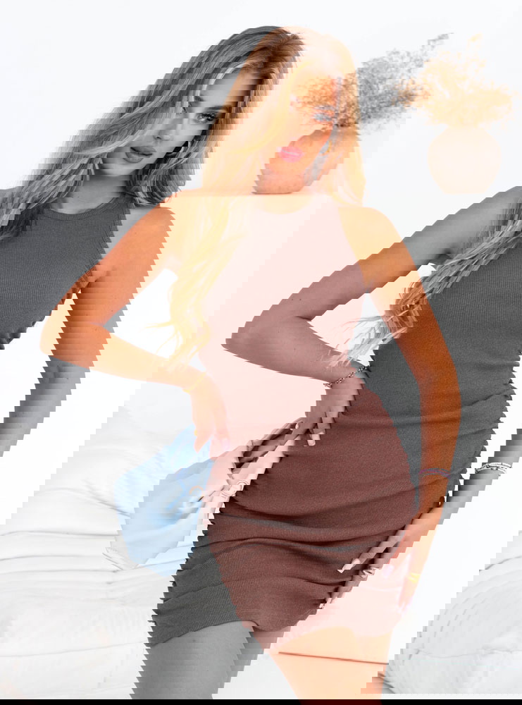 Prążkowana sukienka z marszczeniem...