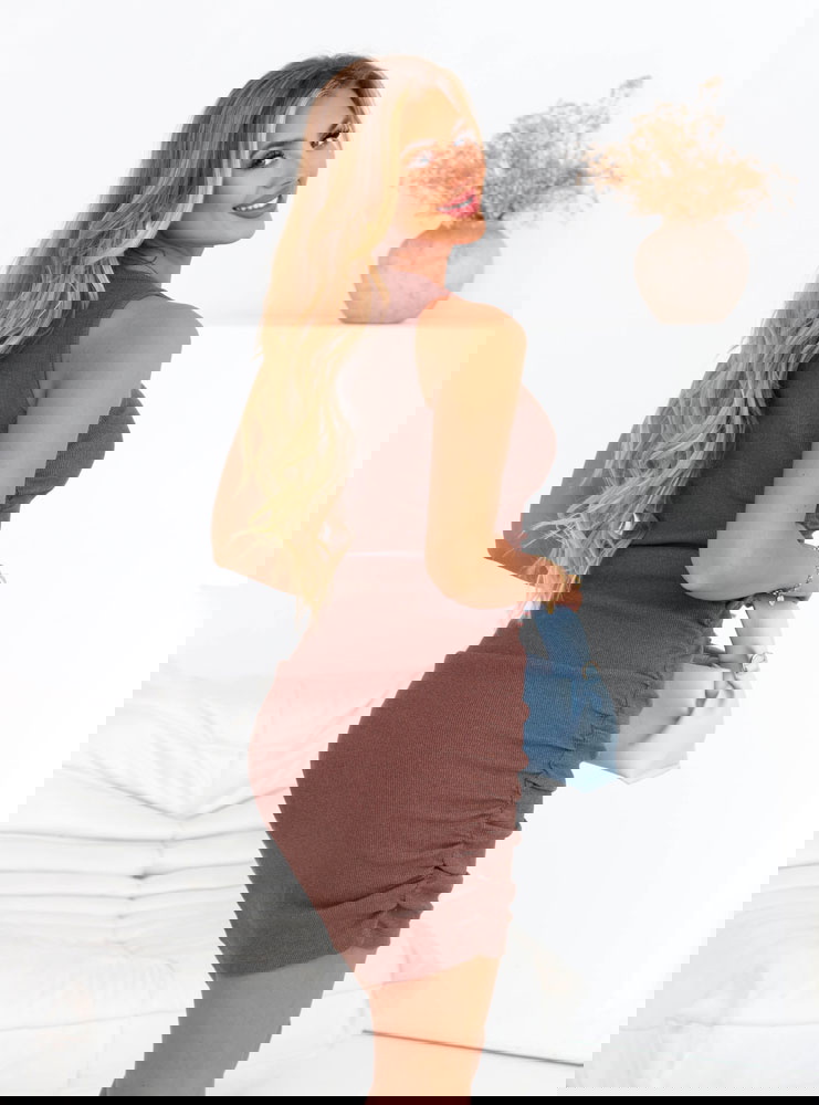 Prążkowana sukienka z marszczeniem...