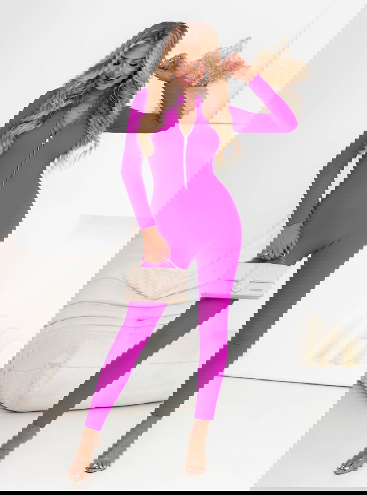 Dopasowany kombinezon z suwakiem...