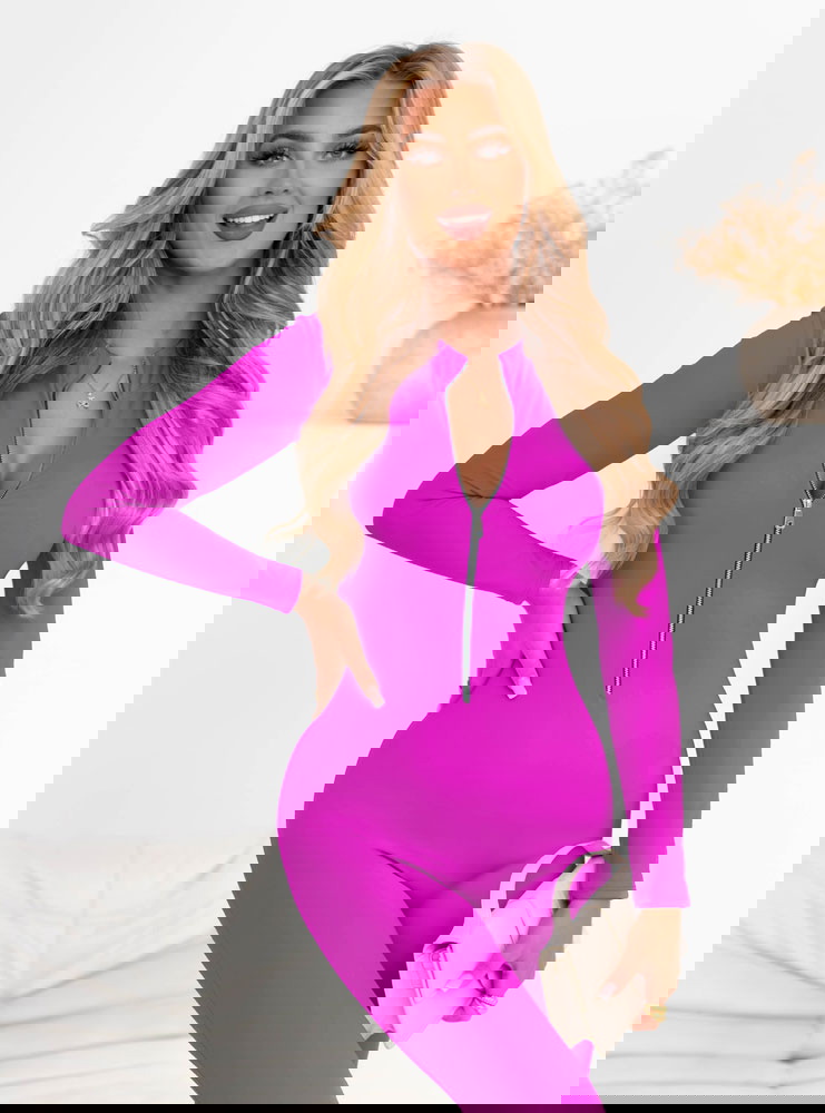 Dopasowany kombinezon z suwakiem...