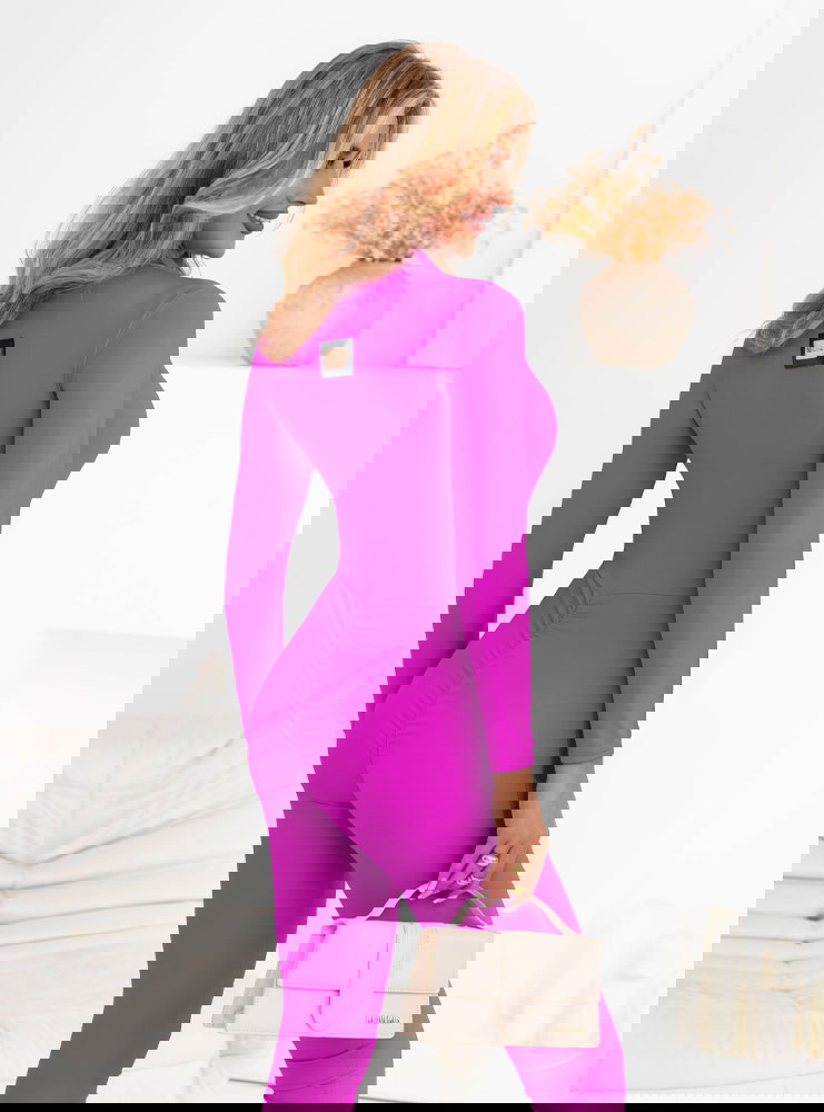 Dopasowany kombinezon z suwakiem...