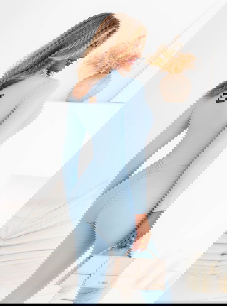 Błękitny dopasowany kombinezon z...