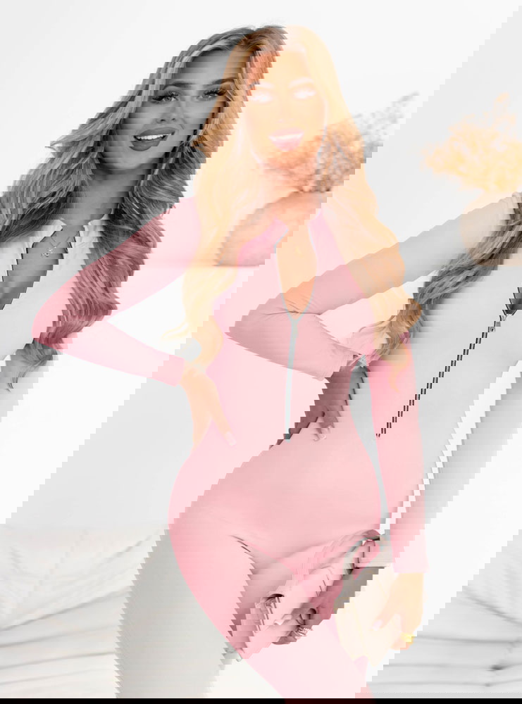 Pudrowy dopasowany kombinezon z...