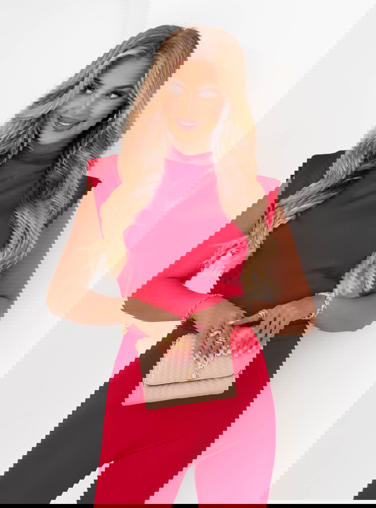 Malinowy dopasowany kombinezon bez...