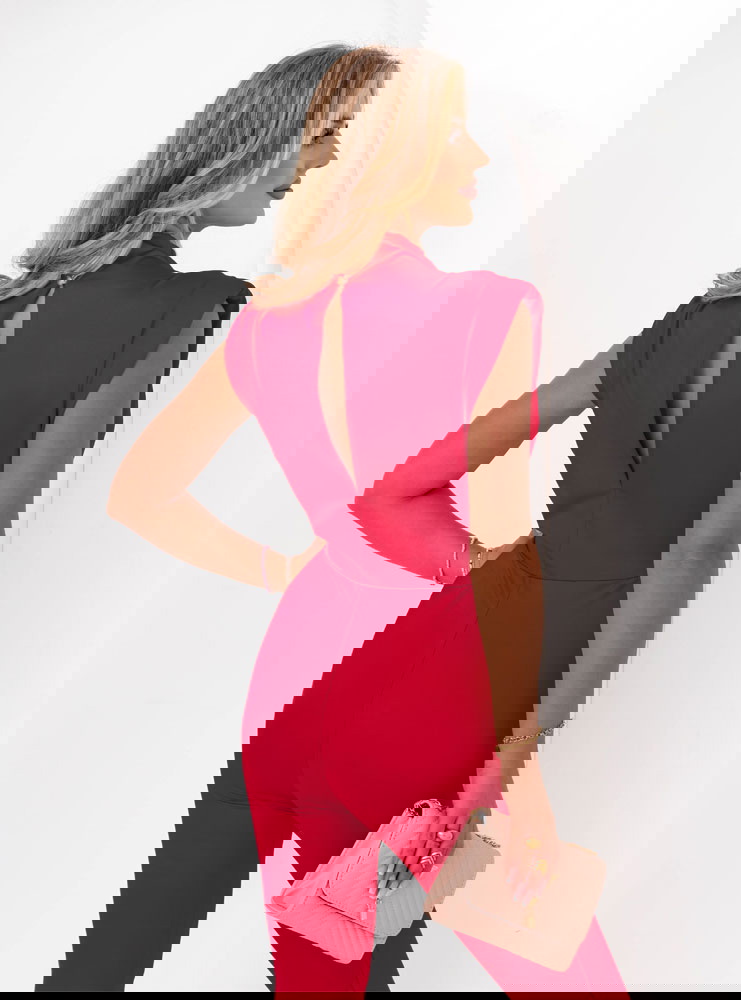 Malinowy dopasowany kombinezon bez...