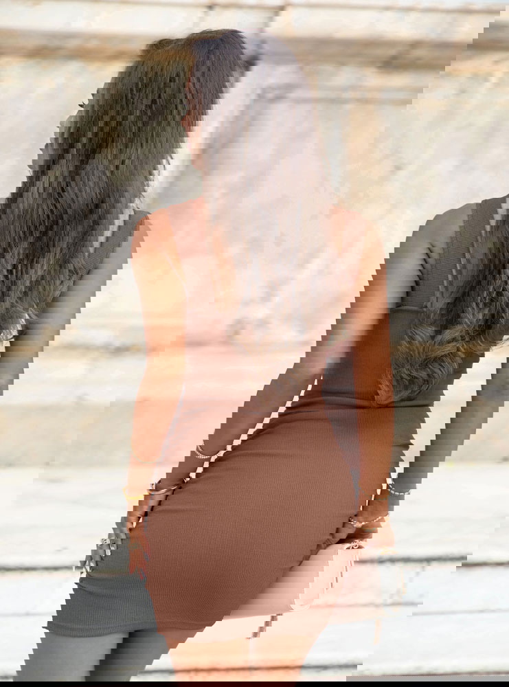 Prążkowana sukienka na ramiączkach...