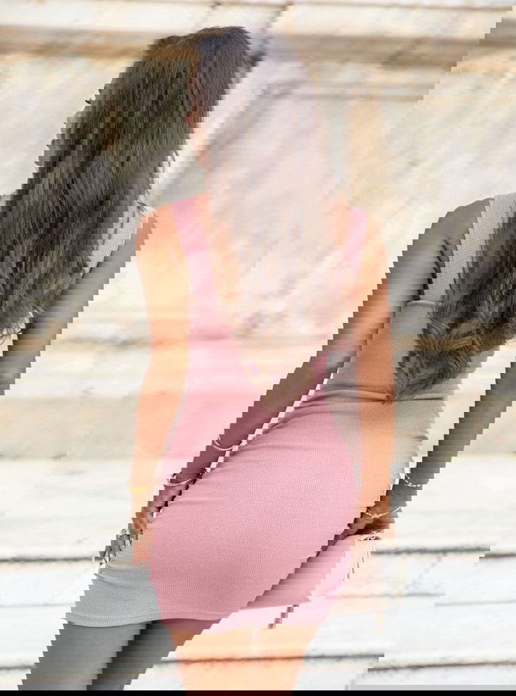 Prążkowana sukienka na ramiączkach...