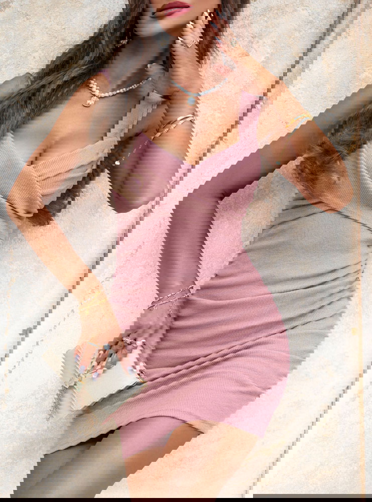 Prążkowana sukienka na ramiączkach...