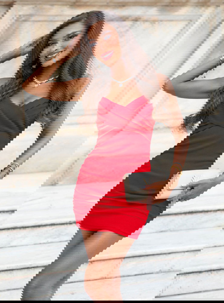 Malinowa prążkowana sukienka na...