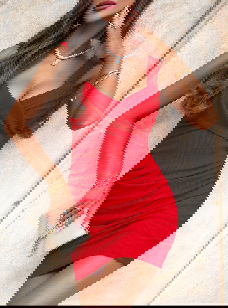 Malinowa prążkowana sukienka na...