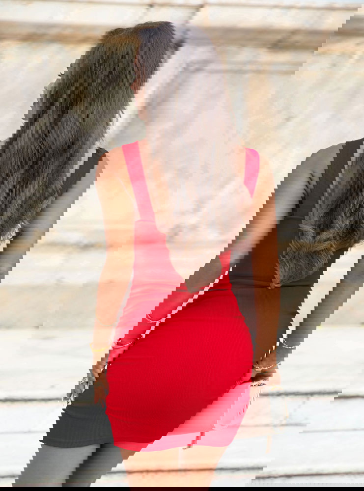 Malinowa prążkowana sukienka na...