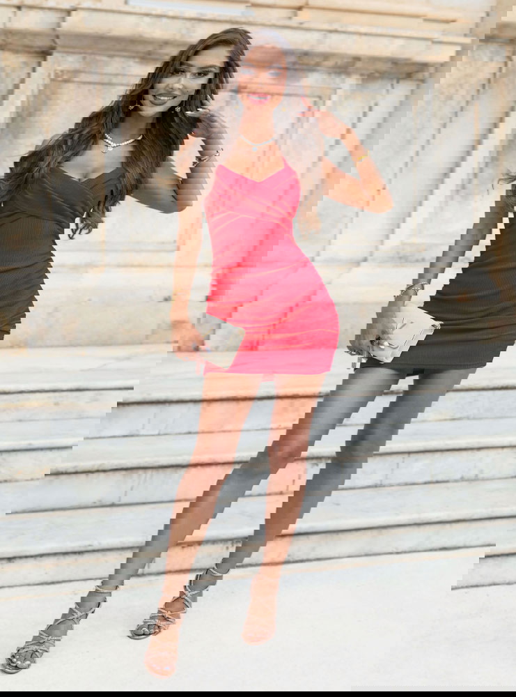 Malinowa prążkowana sukienka na...