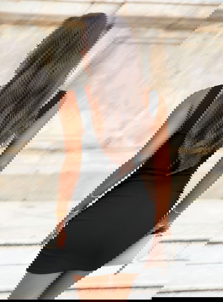 Czarna prążkowana sukienka na...