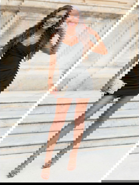 Czarna prążkowana sukienka... 2